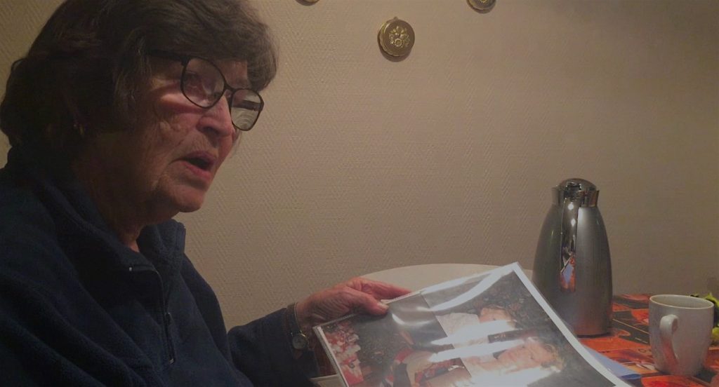 Anita Richt bläddrar i ett fotoalbum och visar en bild Andjelo med sin förste son.