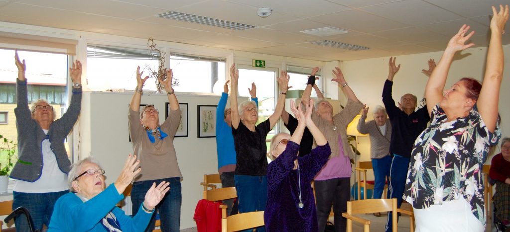 Yoga för 80-åringar på Flintebro äldreboende.
