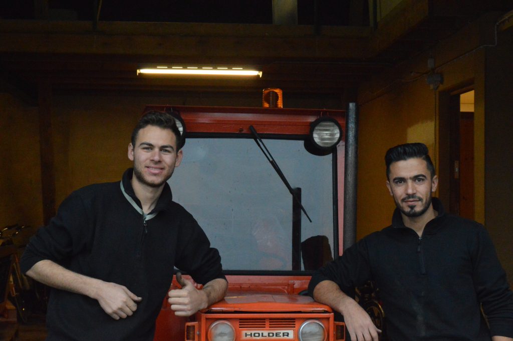 Adnan Jarbooa och Hussein Al Said som jobbar på cykelbiblioteket är nöjda med traktorn som är det nyaste tillskottet till verksamheten.