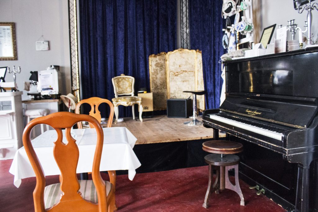 På den lilla scenen i restaurangen spelar Janna och Mladen gärna sin musik.
