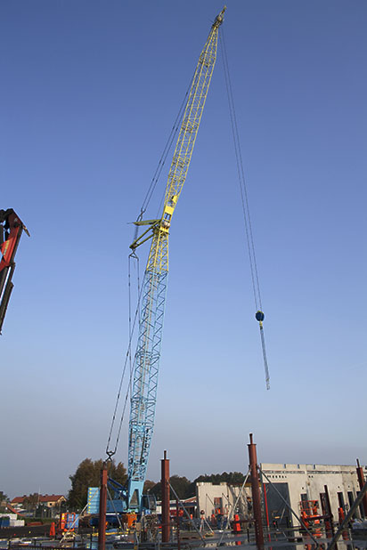 Den 60 meter höga kranen och dess kranförare förväntas behövas på plats till mars. Kranen är tillverkad i Österrike. 