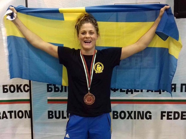 Sara Svensson med bronsmedalj runt halsen efter fredagens match.