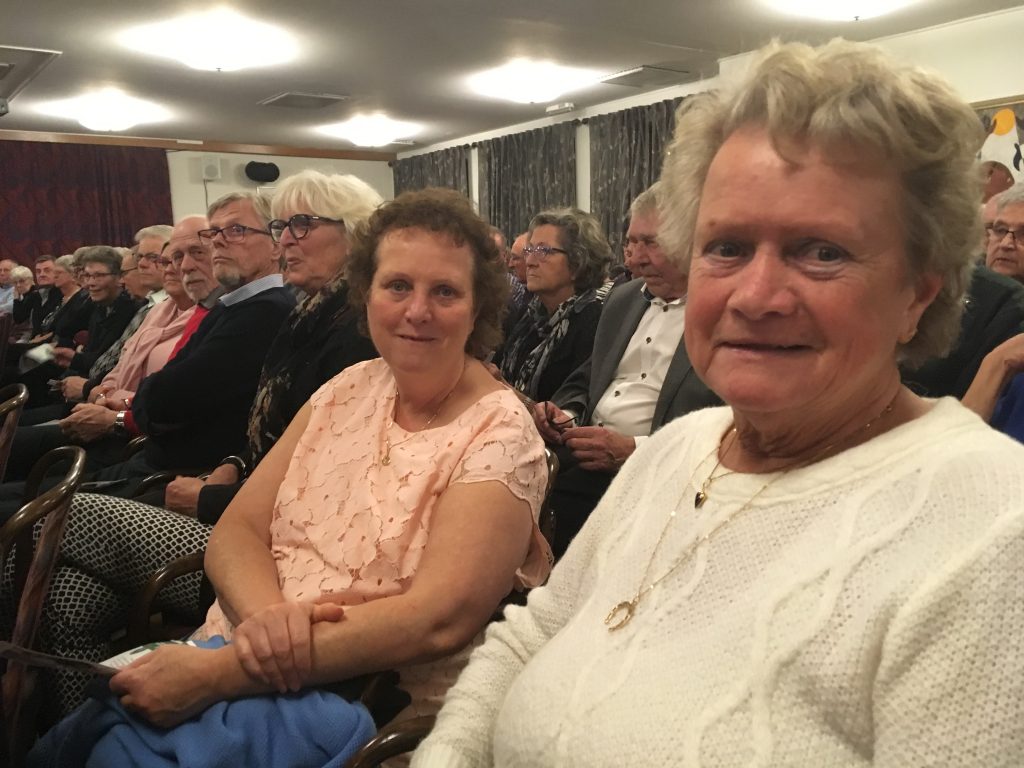 I publiken sitter Solveig Bengtsson (höger) tillsammans med dottern Christina Mårtensson (vänster). Det är inte första gången de är på Rydsgårdshus.
