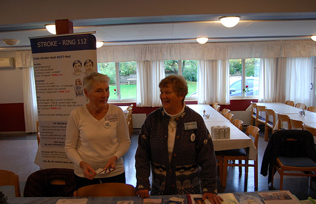 Anita Lindholm till vänster och Kerstin Olsson till höger, var där för att upplysa hur man känner igen stroke och vad man ska göra.