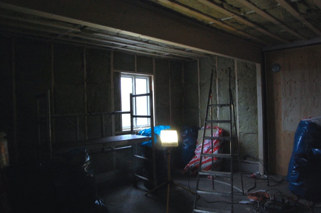 Taket är isolerat, regelverk byggt på väggarna och väggarna så klart som färdigisolerade.