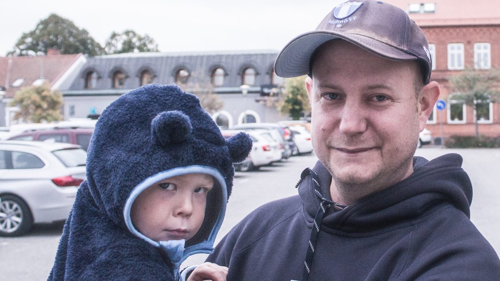 Johan Härwell, 38 år. - Mer kommunens egen information, som event och trafikstörningar. Det borde inte vara en ren reklamskylt för det förfular bara, men skylten kommer nog inte vara så snygg ändå. Sådana skyltar hör hemma lika lite som en skyskrapa på kuststräckan. Det är ju sommarstugeområde. 
