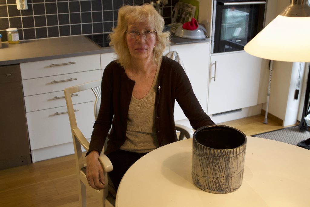 Mait Nilsson, 72, med ett av av sina alster. 