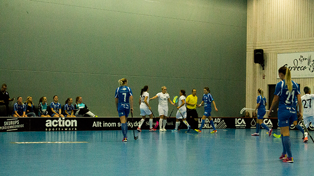 Munka-Ljungby firar ett av sina sju mål i matchen.