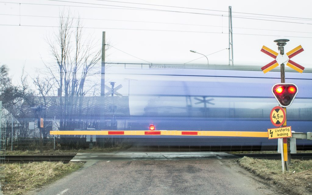 Regeringen satsar 3 miljarder för att förbättra säkerheten vid plankorsningar. 