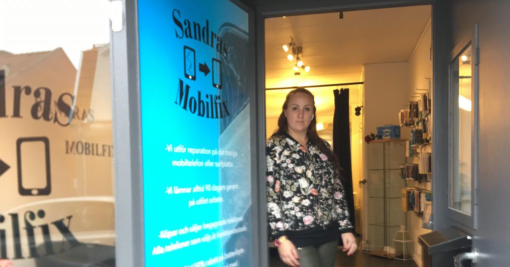 Sandra Nilsson är ägare till butiken Sandras mobilfix. Foto: Mattias Nilsson