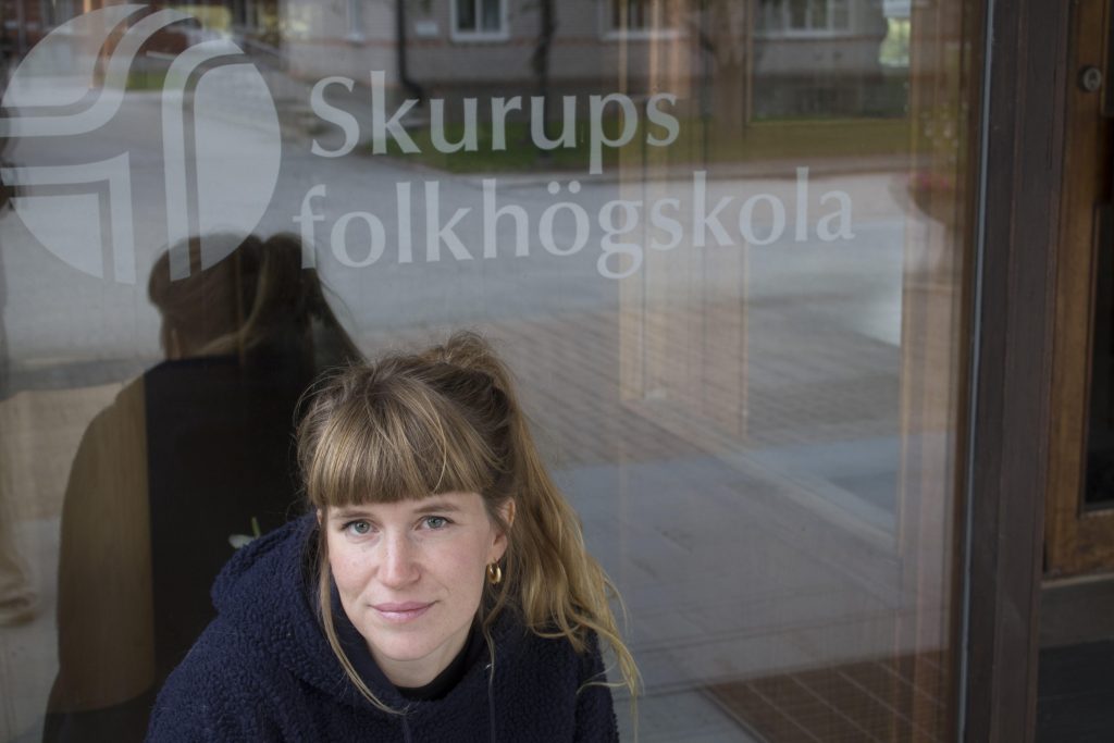 Elin Hörberg uppmanar alla i Skurup att delta i klimatmarschen med Skurups folkhögskola på fredag klockan 13.00