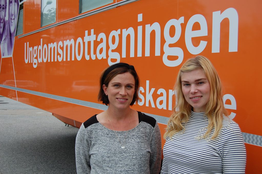 Killar är underrepresenterade bland besökarna på den mobila enheten. Elina Sundberg (TV) & kollegan Karin Ulveklint (TH) jobbar på den mobila enheten. 