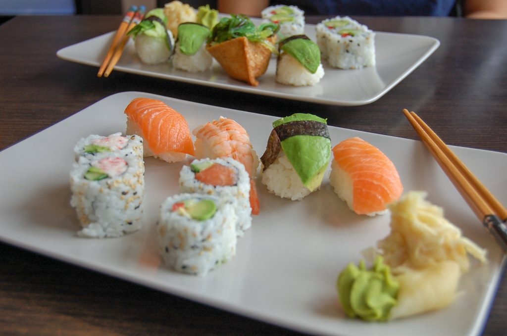 En vegetarisk sushi och en med fisk.
