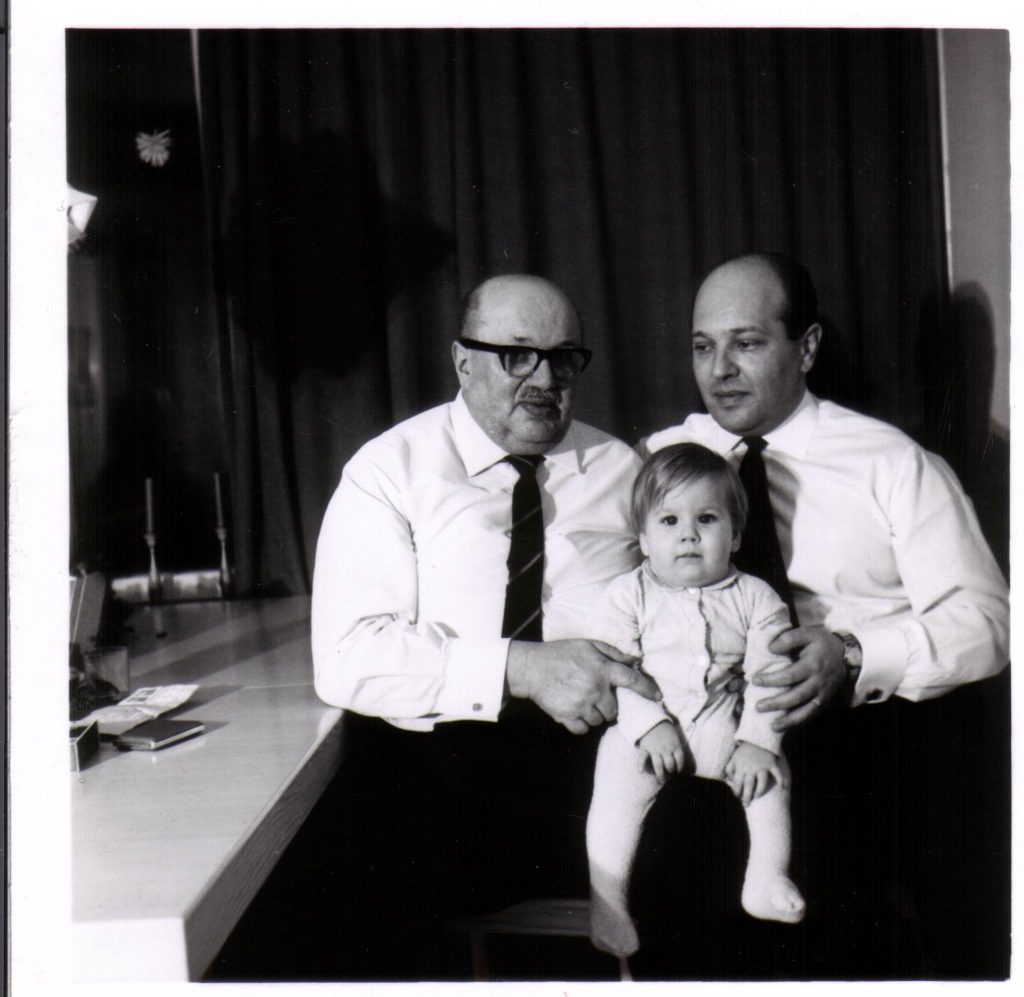 Några av männen i min släkt. Min farfars pappa, min farfar och min pappa sittandes i knät. Foto: privat