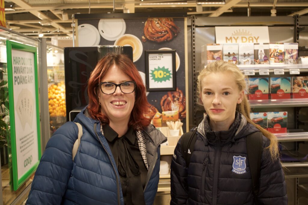 Under eftermiddagens handling blev det en papperspåse för Anna Weberg och Rebecca Weberg. 