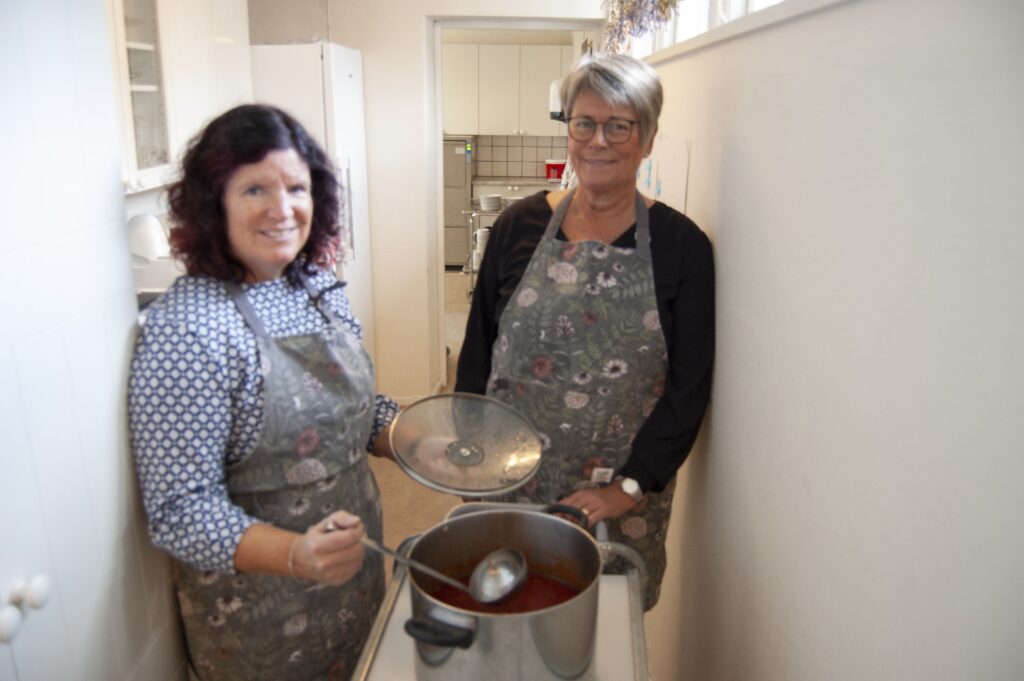 Catharina Nilson och Kerstin Mårtensson förbereder dagens Villarssoppa. Till vardags är däremot favoritsoppan Gulasch.