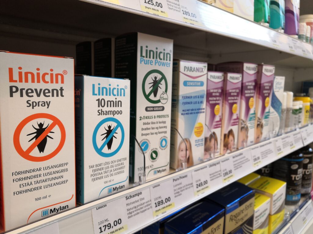 Nationellt har apoteksbranschen noterat att försäljningen av lusmedel gått ner med cirka 17 procent sedan pandemiutbrottet.
