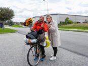 Johan Fröderberg uppvaktades av Åsa Ekblad (M) efter sin långa cykelfärd mellan Skurup och Haparanda. Ett uppmärksammande Moderaterna vill ska sättas i rutin efter goda prestationer. FOTO: Privat
