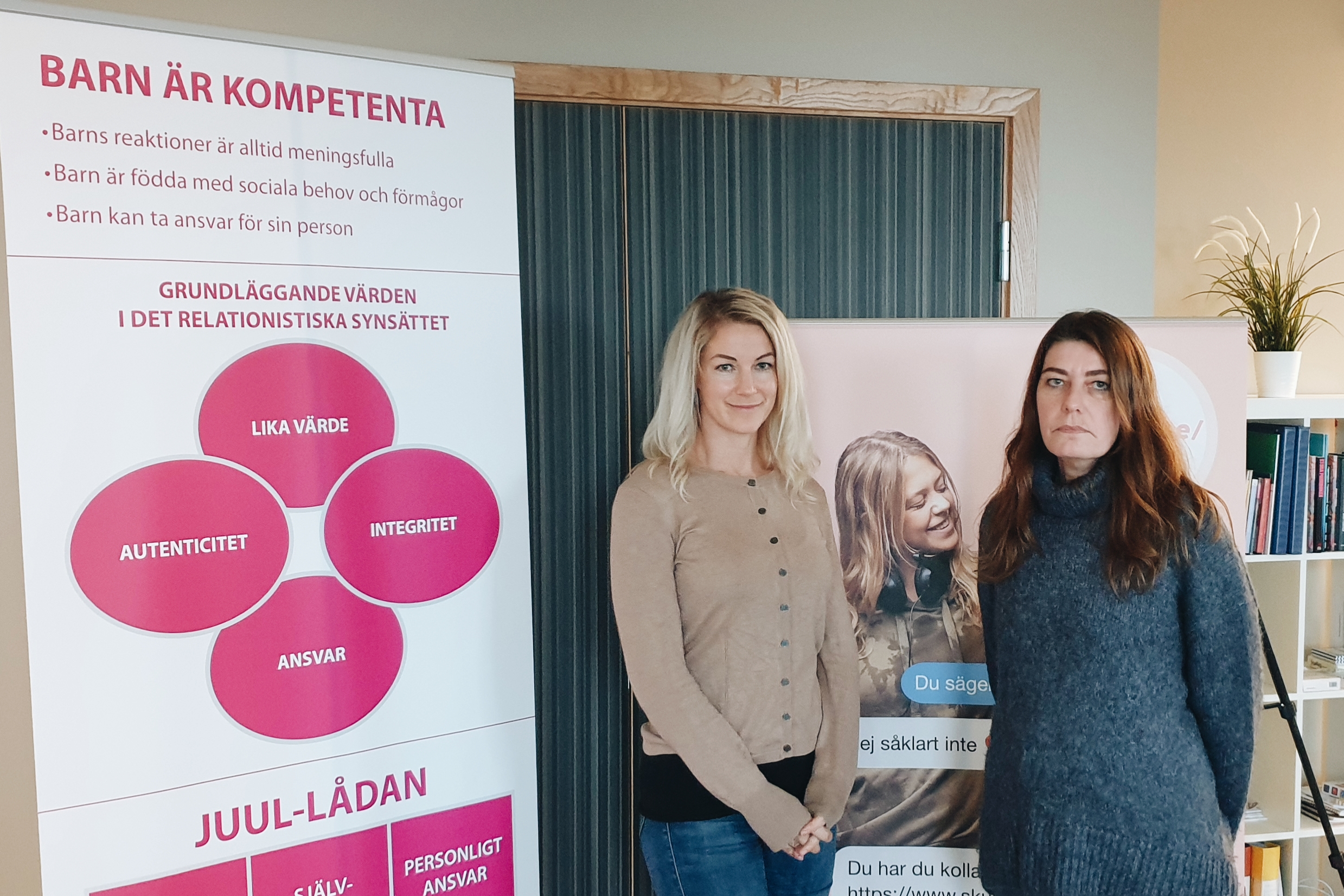 Emma Nilsson (till vänster) och Annika Nilsson håller i höstens föräldrautbildning för föräldrar med tonårsbarn. Det finns även utbildningar för föräldrar med yngre barn.