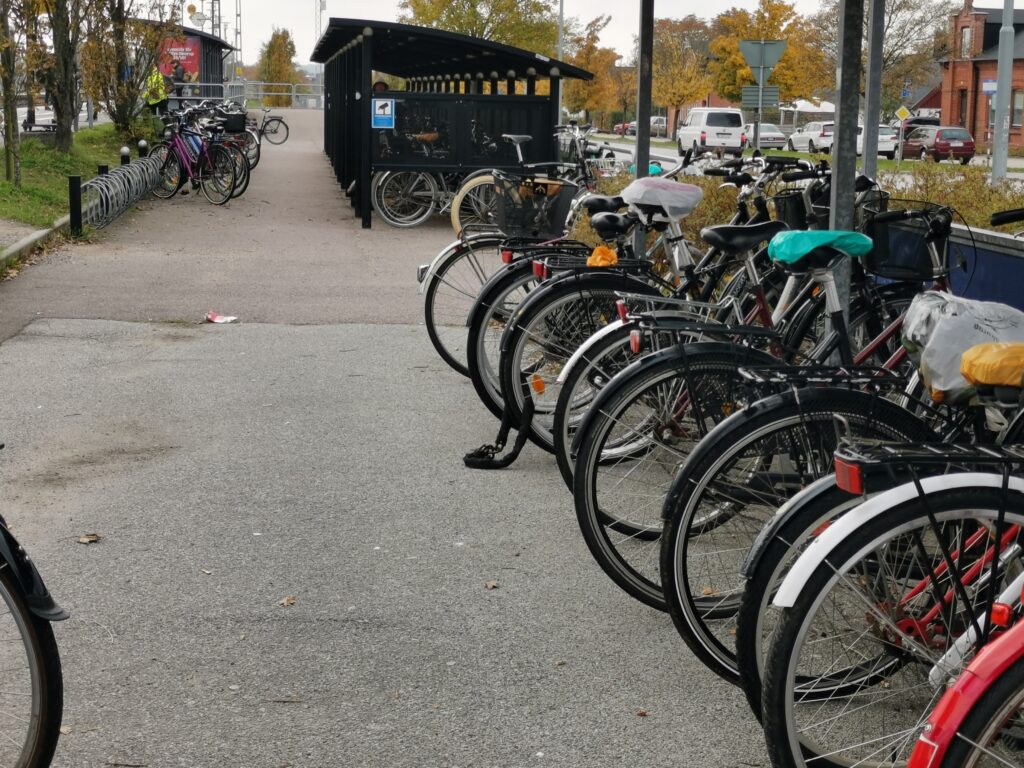 Cyklar vid tågstationen i Skurup.