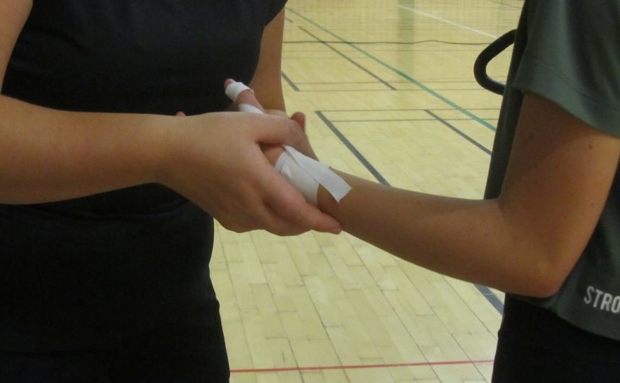Stukade tummar, fingrar och fötter hör till vanligheterna för det här gänget så den vita handbollstejpen finns med som en ständig följeslagare. 