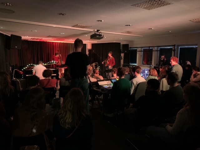 Publiken lyssnar på ett av uppspelen i Jazzsalen. Foto: Jip van der tang Eliasson.