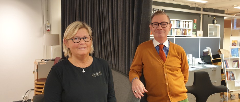 Anna Nilsson och Magnus Cardier, bibliotekarier på Skurups bibliotek.