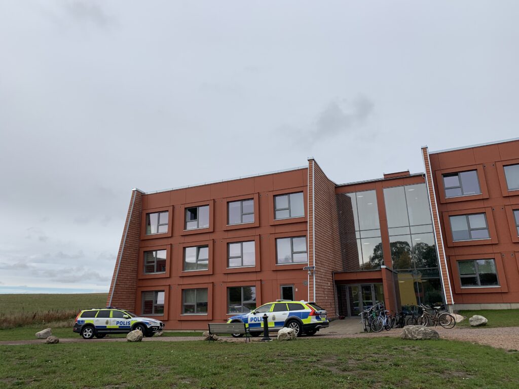 Två polisbilar på plats på Skurups folkhögskola. 