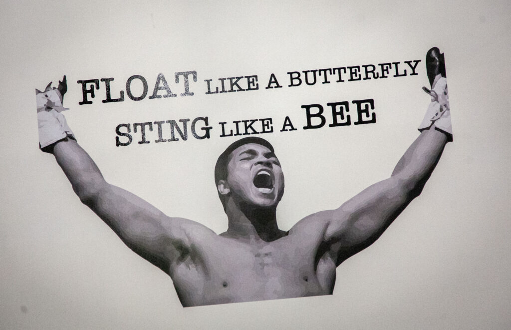 "Float like a butterfly sting like a bee!" Muhammad Alis kända citat pryder väggen i lokalen.