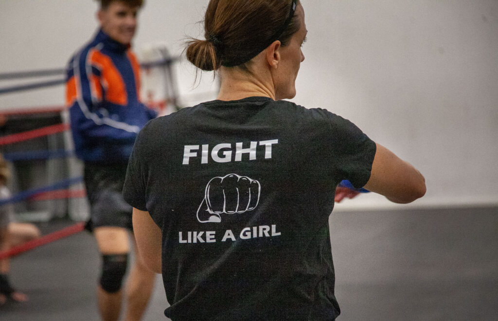 "Fight like a girl" är ett projekt som Skurups Sparbank är med och finansierar där tjejer i sjundeklass bjuds in att testa sporten. Syftet är att tjejer ska få upp ögonen för sporten  och att vända på begreppets negativa innebörd.