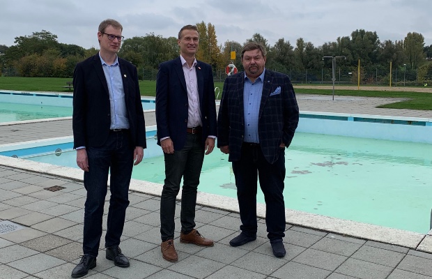 Lars Nyström (SD), Johan Bolider (M), Anders Kristiansen (KD) på presskonferensen i måndags.