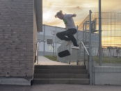 Olof Thalberg Adegran gör en kickflip på Prästamosseskolan. Bild: privat.